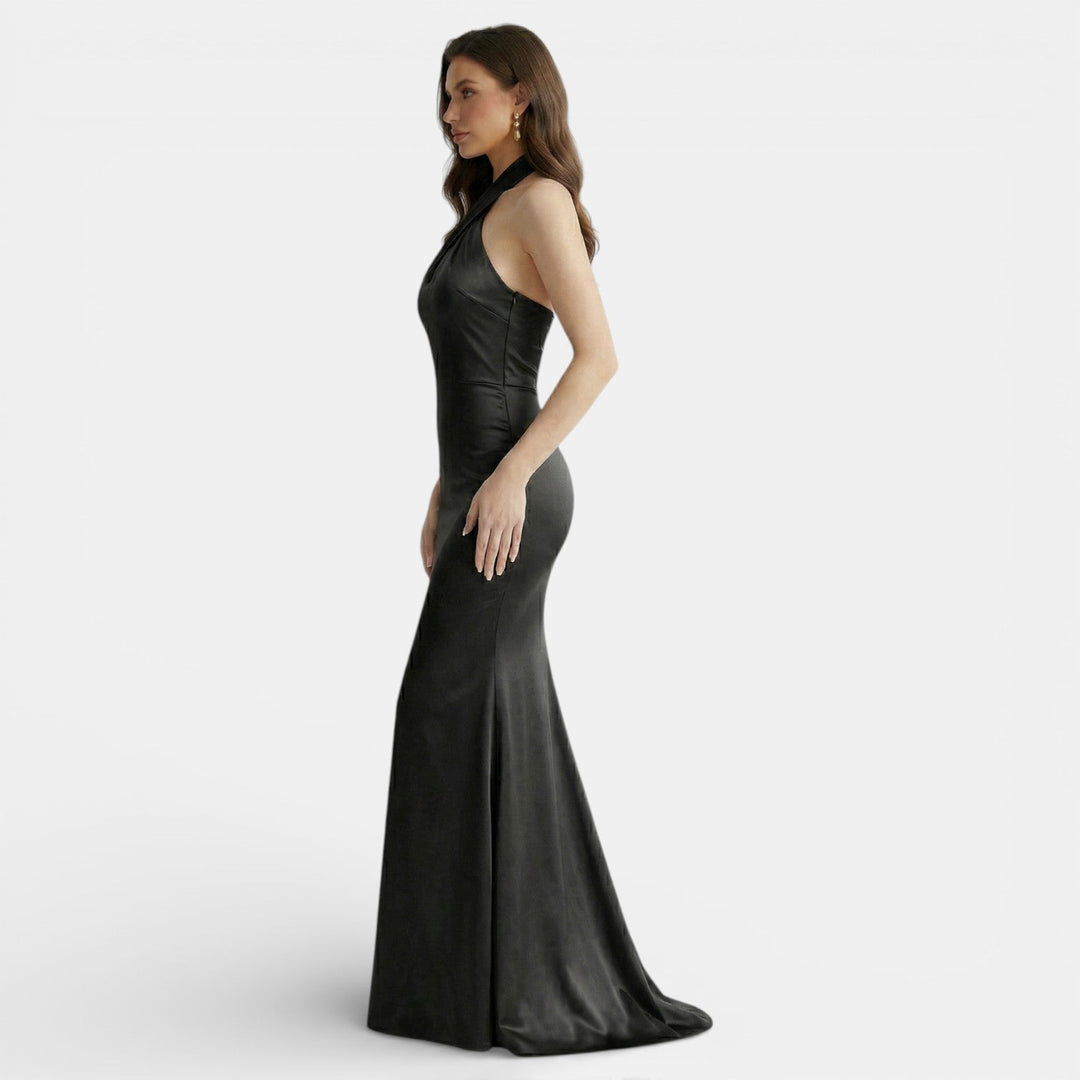 Maxi vestido ajustado para mujer con escote halter, ideal para una noche elegante o fiesta.