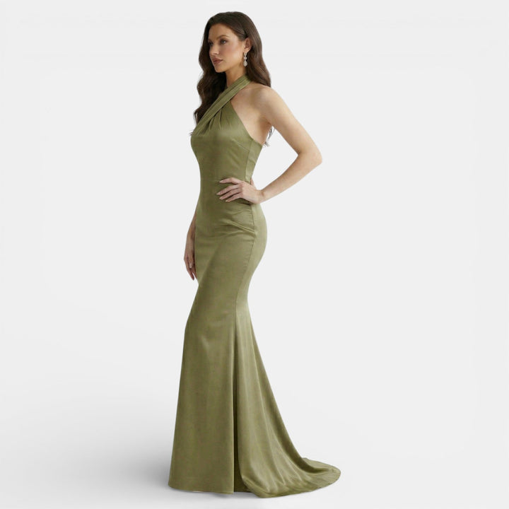 Chic vestido de noche ajustado con cuello halter, ideal para eventos sofisticados.