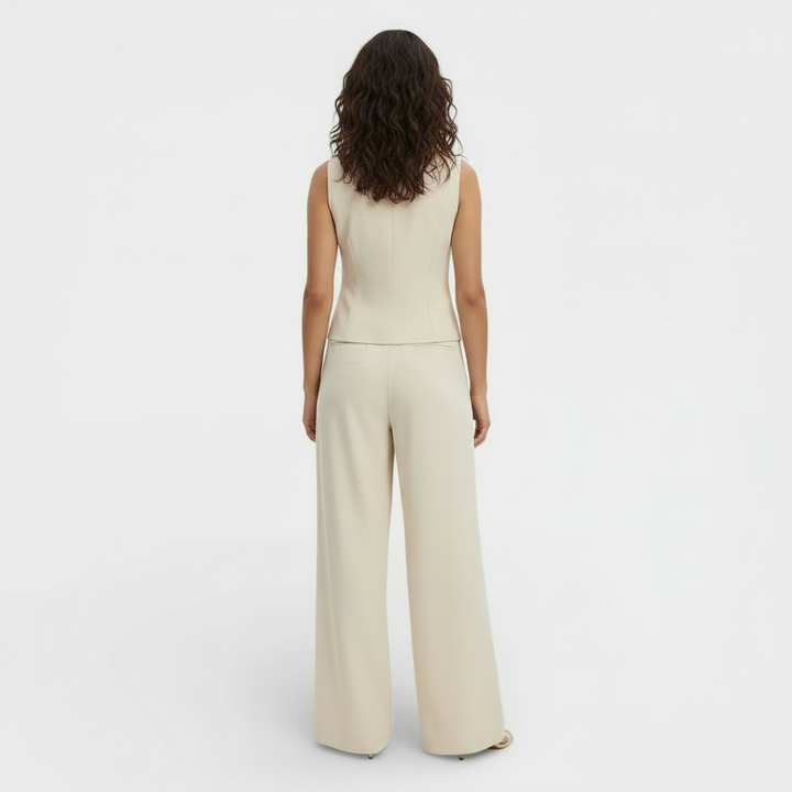 Pantalón elegante de mujer, combinado con chaleco. Ideal para un outfit de oficina o moda formal.