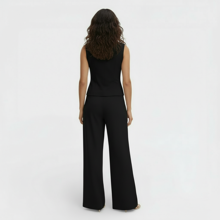 Detalle del conjunto elegante de mujer: chaleco y pantalón de calidad. Ropa formal con estilo y confort.