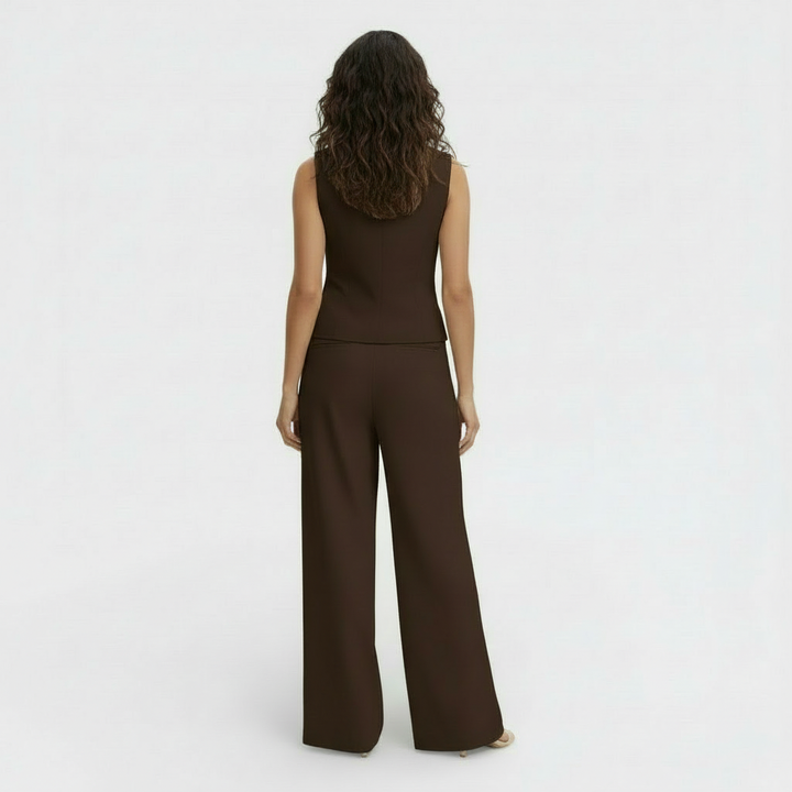 Mujer luciendo conjunto elegante de chaleco y pantalón. Outfit moderno y versátil, ideal para cualquier evento.