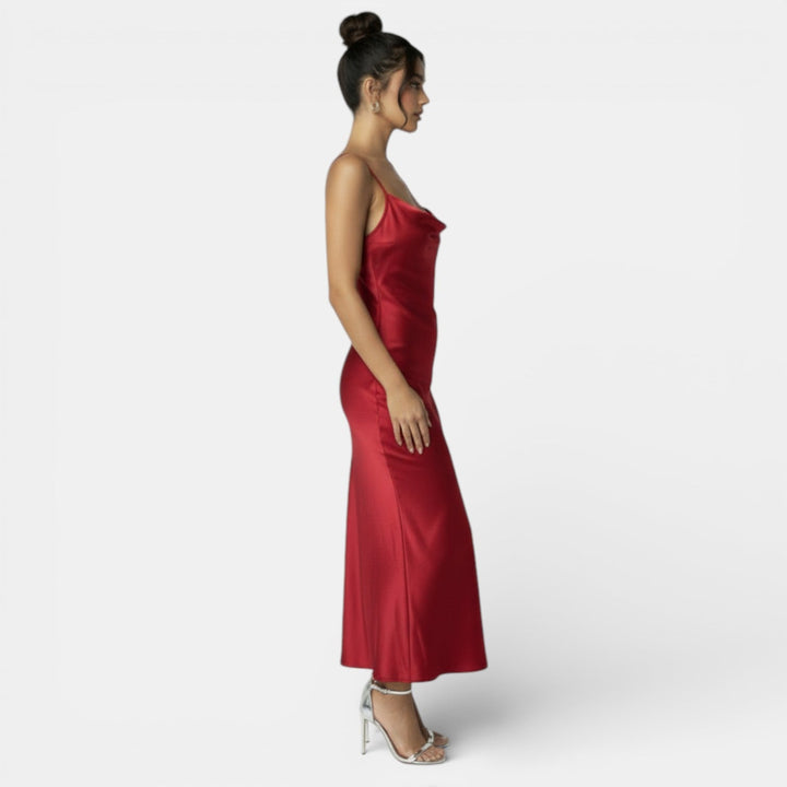 Vestido satín brillante mujer, textura suave para eventos formales. Moda noche.
