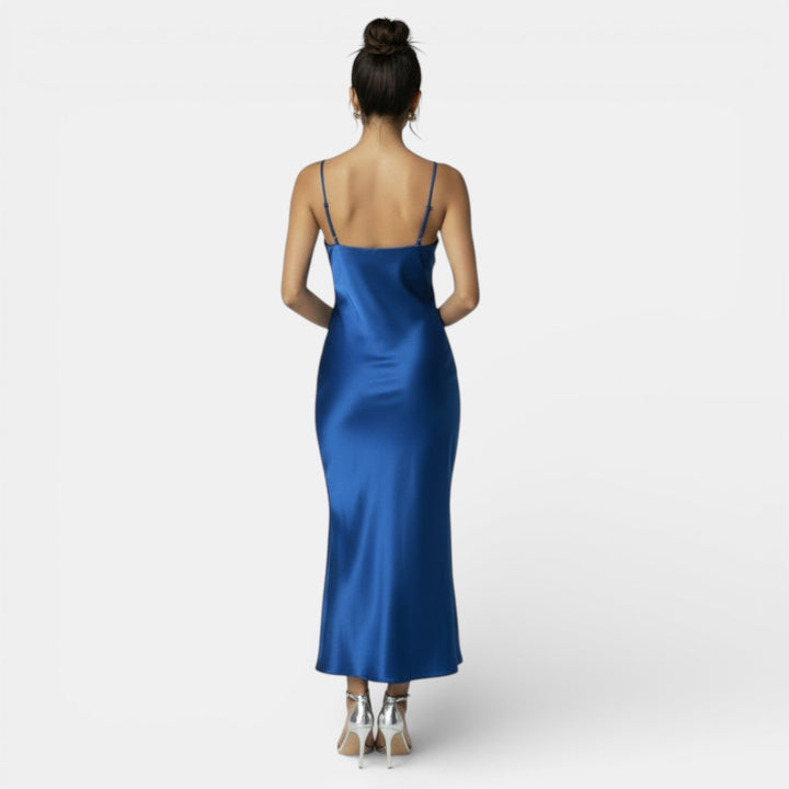 Vestido de satín sedoso para mujer, caída elegante y brillos sutiles para fiesta o noche.