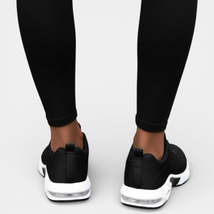Primer plano de zapatillas ortopédicas transpirables para mujer, ideales para confort y estilo activo.
