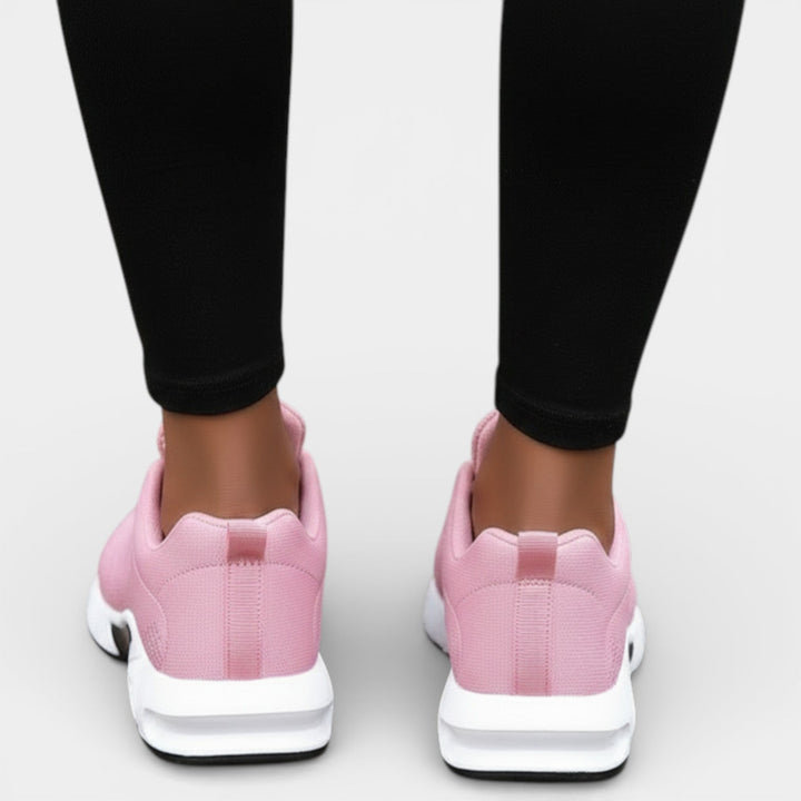Zapatillas de mujer con diseño moderno, confort transpirable y soporte ortopédico para uso diario.