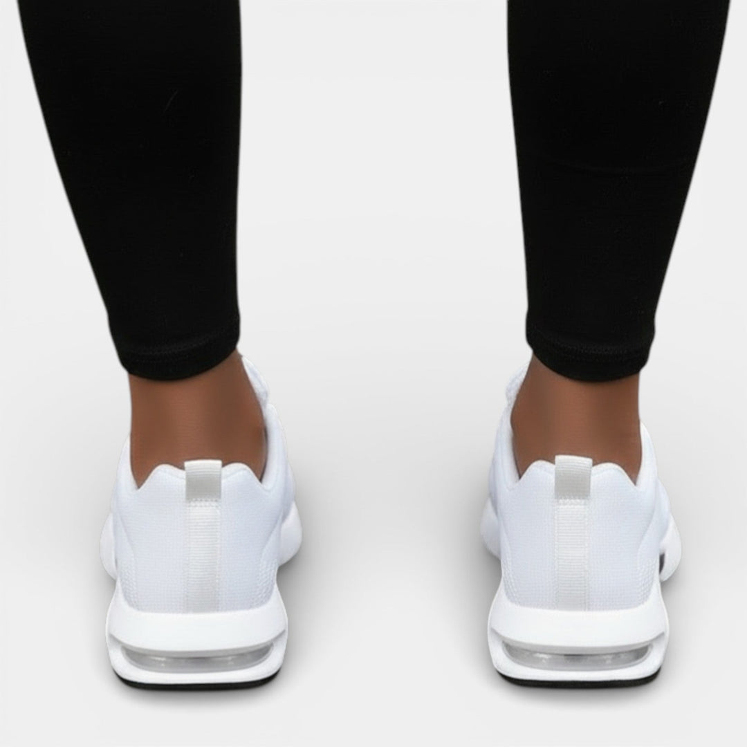 Par de zapatillas ortopédicas para mujer, combinando confort transpirable y soporte para pies.
