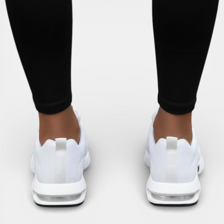 Par de zapatillas ortopédicas para mujer, combinando confort transpirable y soporte para pies.
