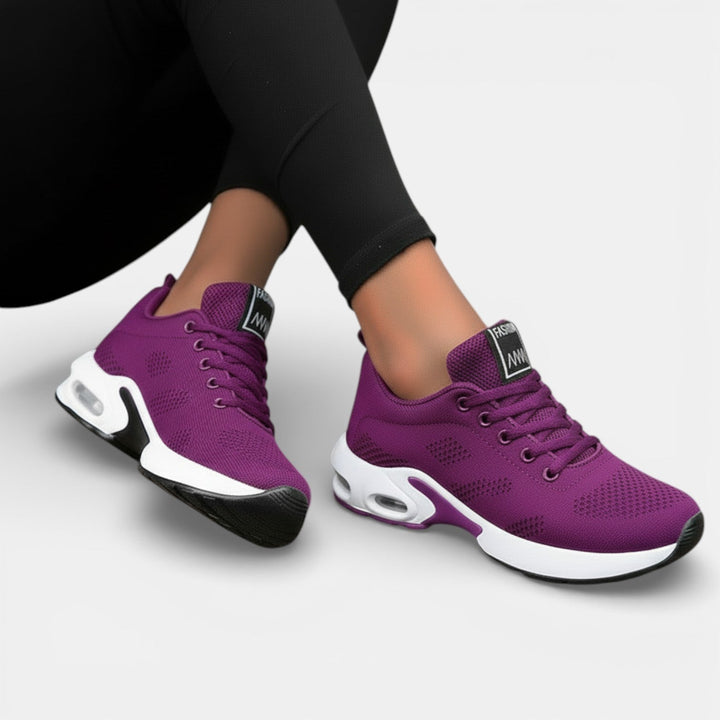 Detalle de la suela de zapatillas ortopédicas de mujer, diseñadas para confort y soporte al caminar.