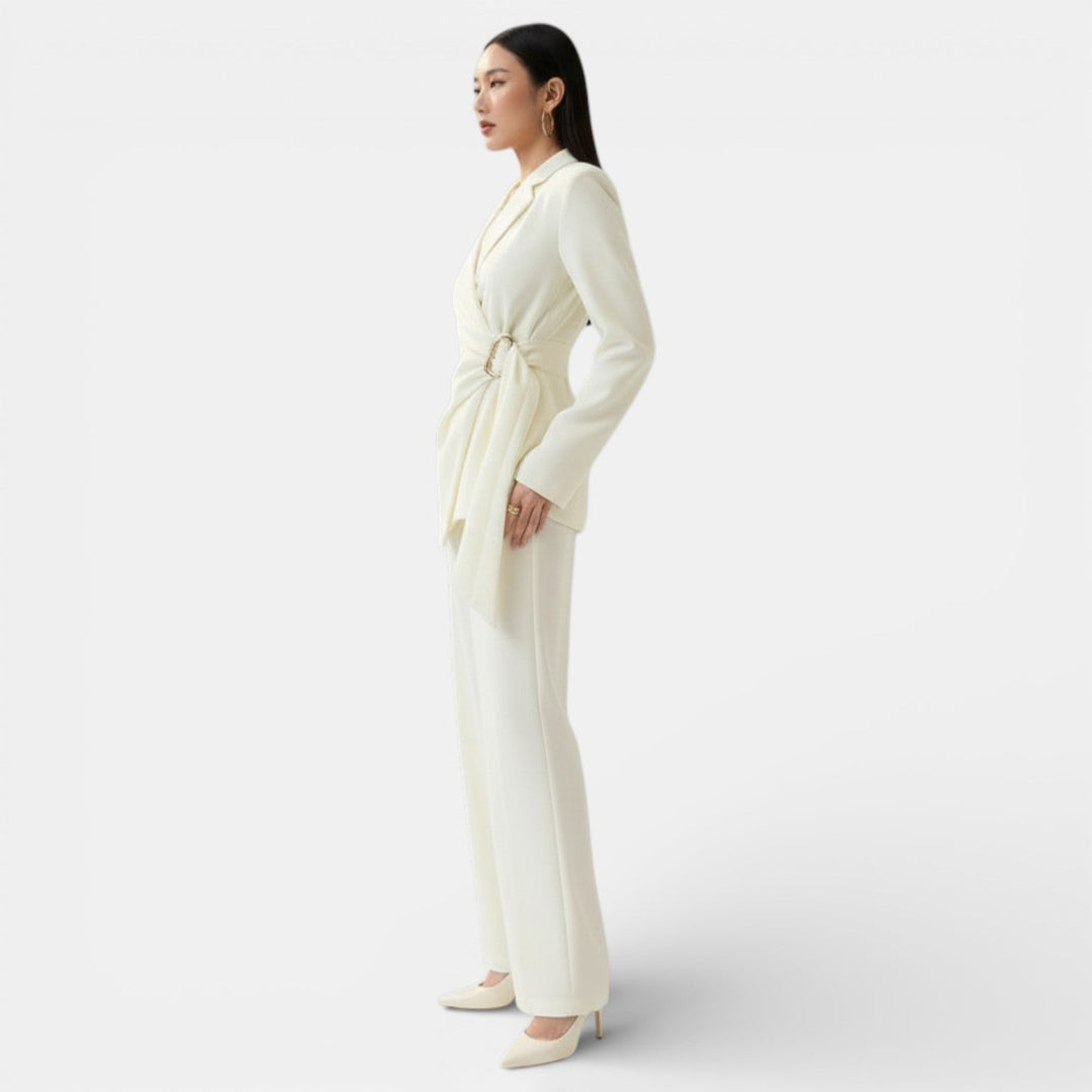 Elegante conjunto femenino beige de blazer y pantalón con cordones. Confort moderno para moda oficina o look chic.