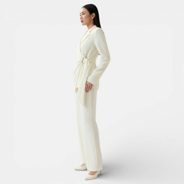 Elegante conjunto femenino beige de blazer y pantalón con cordones. Confort moderno para moda oficina o look chic.