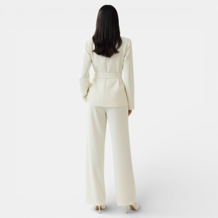 Conjunto de moda mujer beige: blazer y pantalón con cordones, diseño contemporáneo para un look formal femenino.