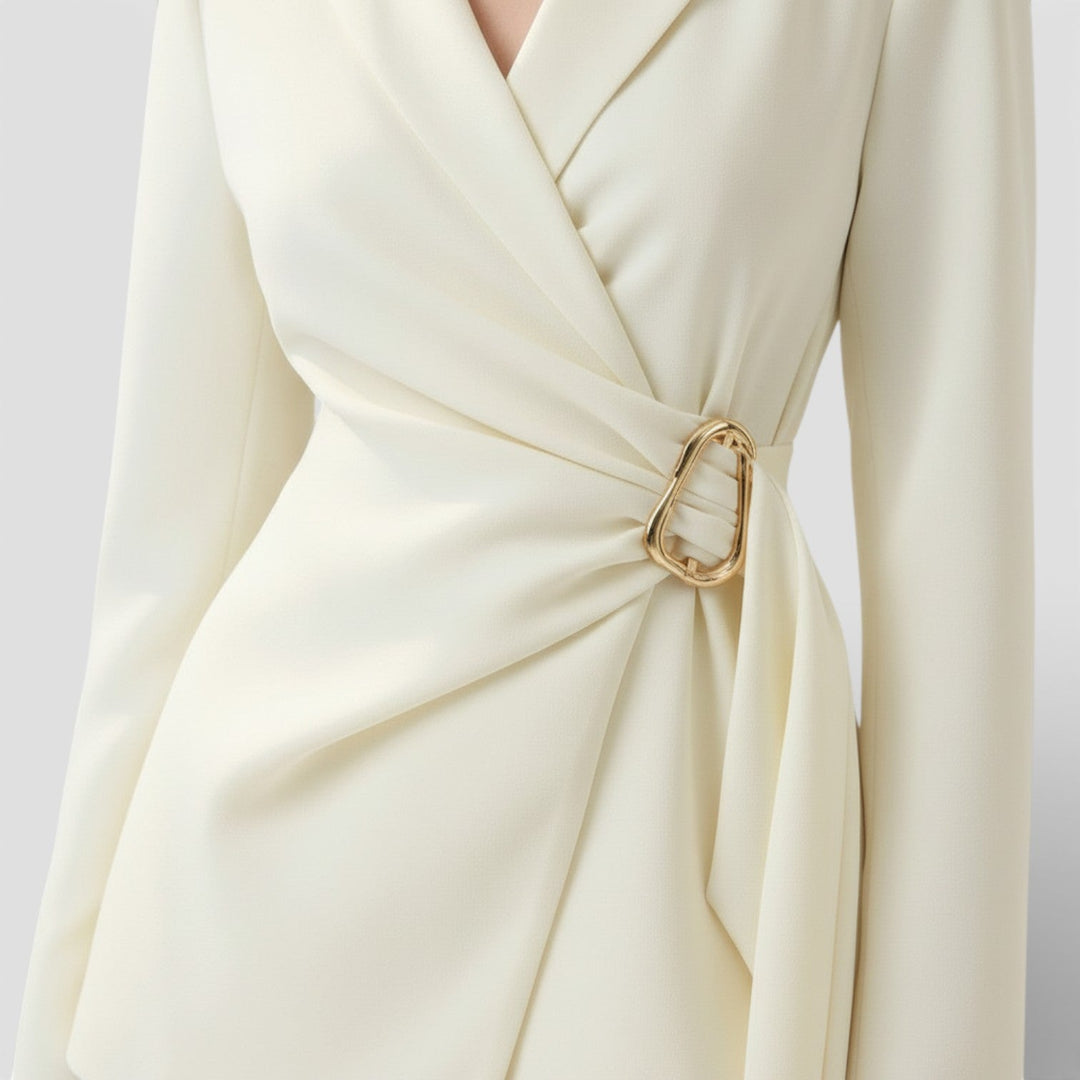 Traje de mujer beige dos piezas: blazer y pantalón con detalles de cordones. Atuendo versátil, formal y chic.