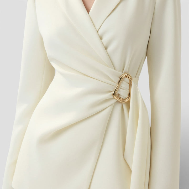 Traje de mujer beige dos piezas: blazer y pantalón con detalles de cordones. Atuendo versátil, formal y chic.