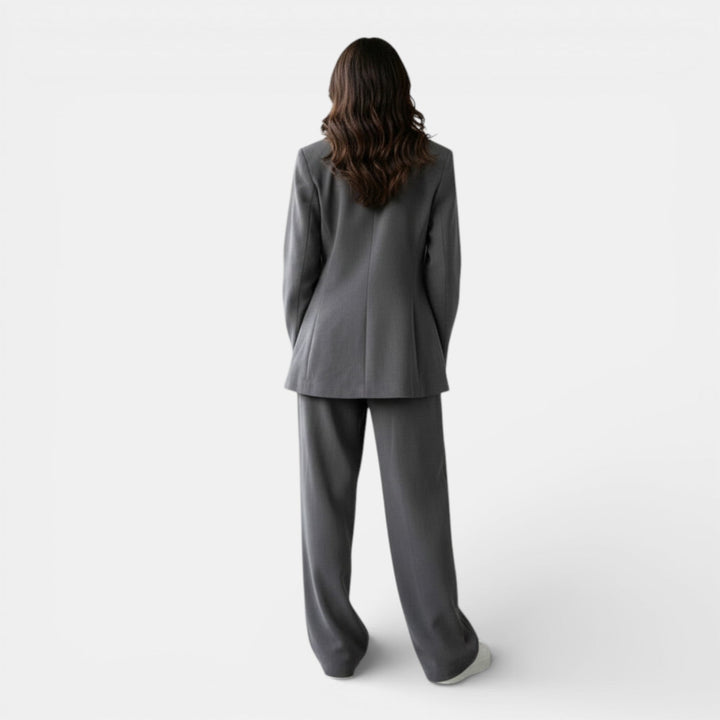 Detalle de conjunto de 3 piezas gris para mujer, tejido ligero y elegante, moda primaveral sofisticada.