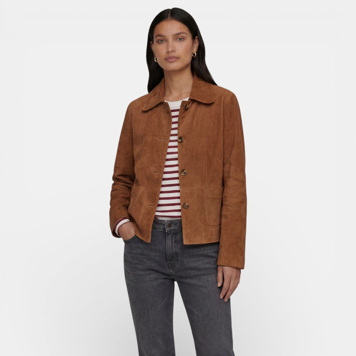Chaqueta de ante marrón para mujer, estilo elegante y casual, ideal para otoño y primavera. Moda versátil.