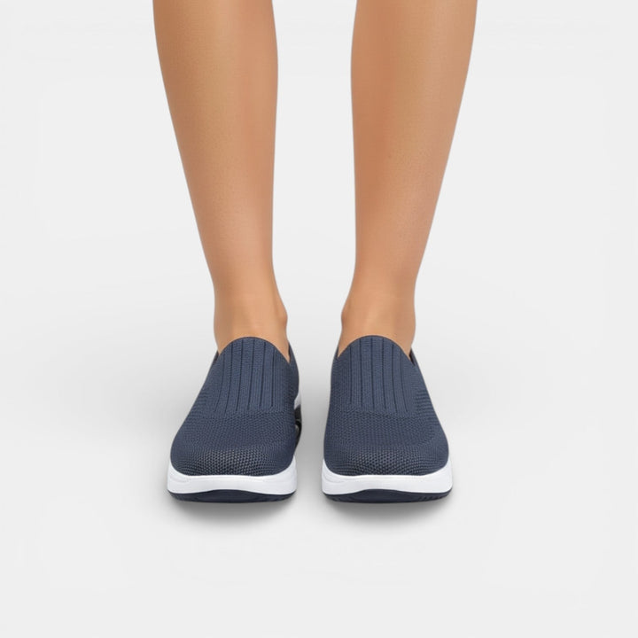 Primer plano suela antideslizante zapatillas ortopédicas mujer. Seguridad y estabilidad para caminar.