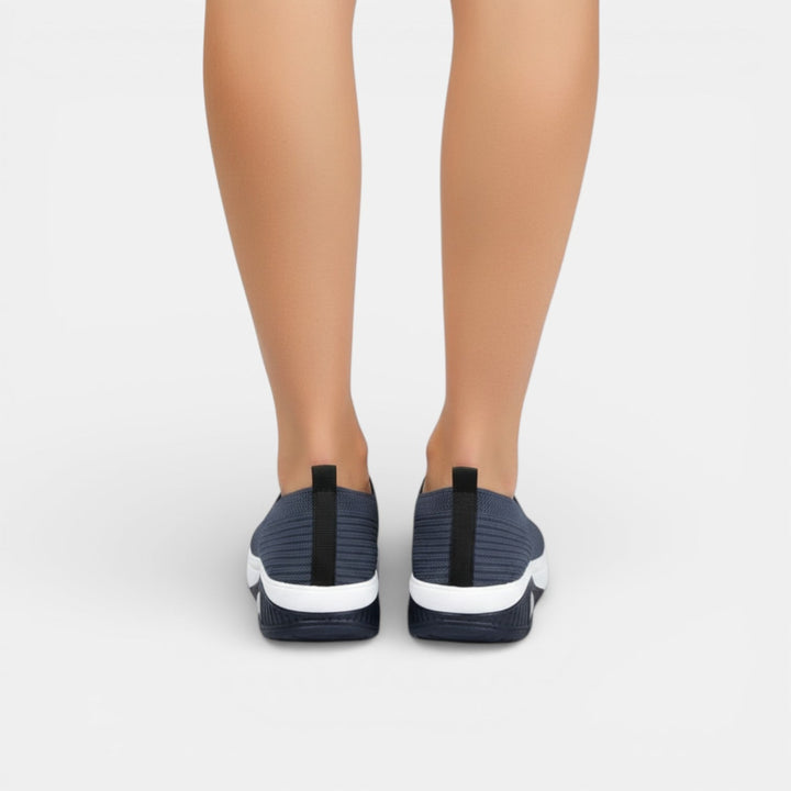 Zapatillas ortopédicas mujer vista lateral. Diseño moderno, calzado ligero y cómodo para verano.
