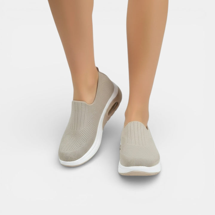 Detalle tejido transpirable zapatillas ortopédicas mujer. Calzado fresco y ligero, perfecto para el paseo.