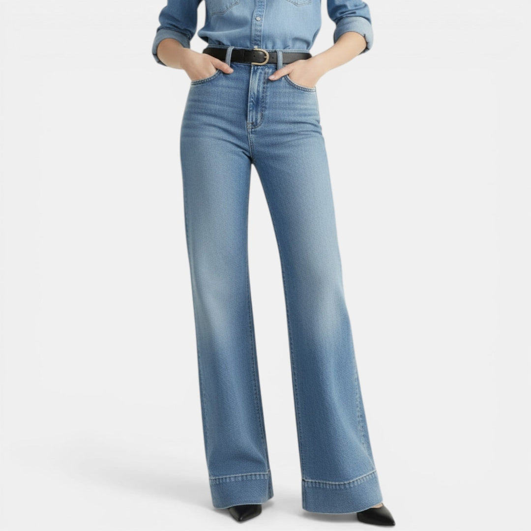 Textura de mezclilla en pantalones vaqueros holgados de mujer, calidad y resistencia para el día a día.