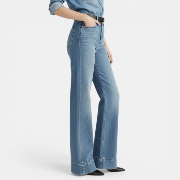Mujer luciendo vaqueros holgados de moda, diseño cómodo ideal para un estilo casual.