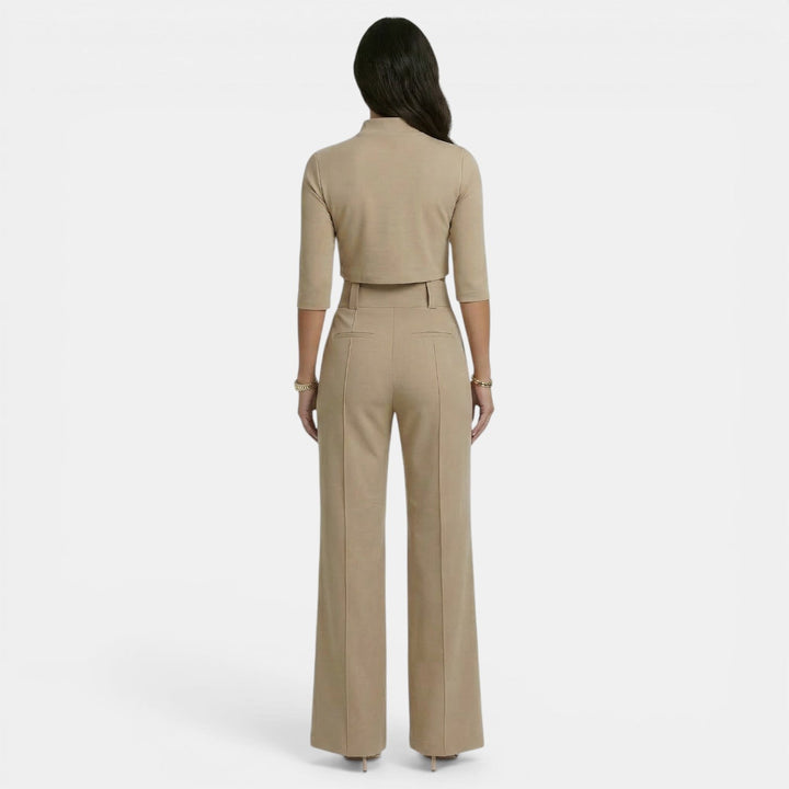 Conjunto elegante de moda femenina, ideal para eventos casuales y formales. Estilo moderno y cómodo.