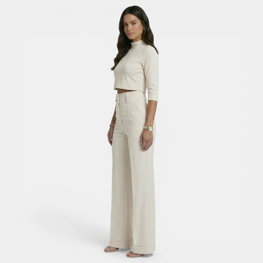Mujer luciendo conjunto casual elegante con manga 3/4. Estilo versátil y cómodo para primavera-verano.