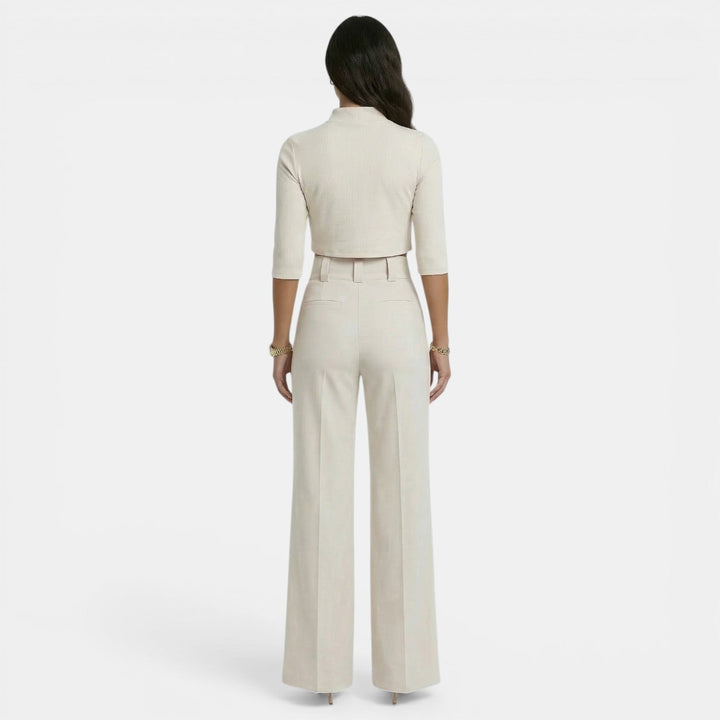 Vista trasera: conjunto casual elegante de mujer, detalle sutil, moda femenina para entretiempo.