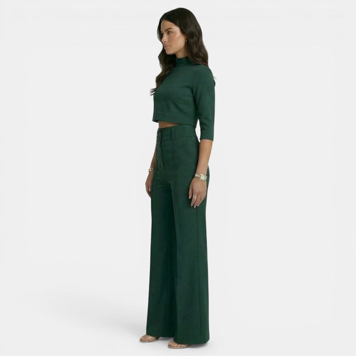 Conjunto de mujer con silueta fluida, casual y elegante. Ropa cómoda de entretiempo, moda femenina.
