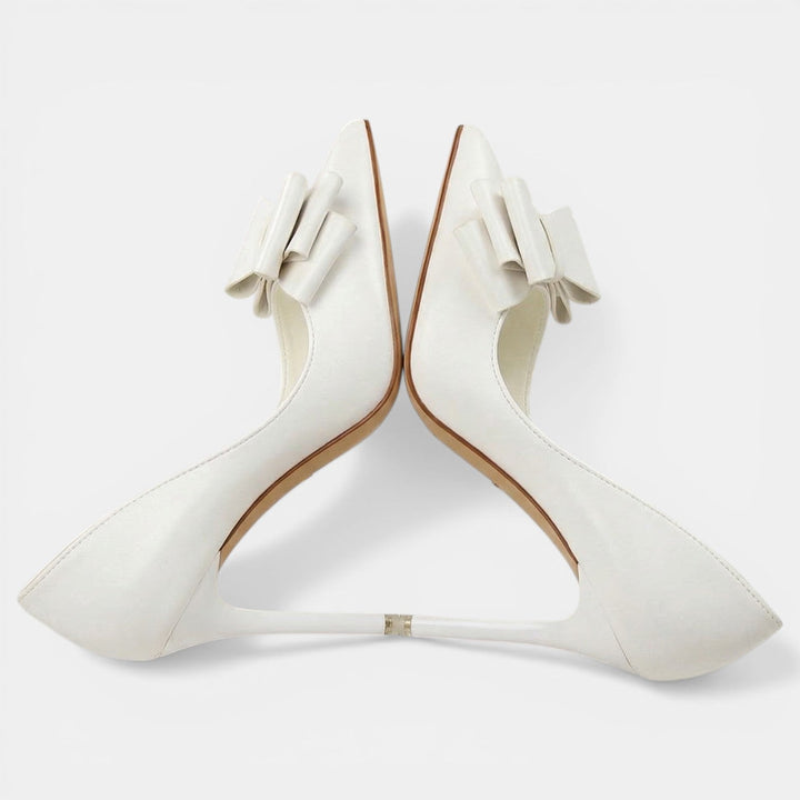 Zapatos elegantes de mujer: tacones con punta fina y laterales abiertos, versátiles y a la moda.