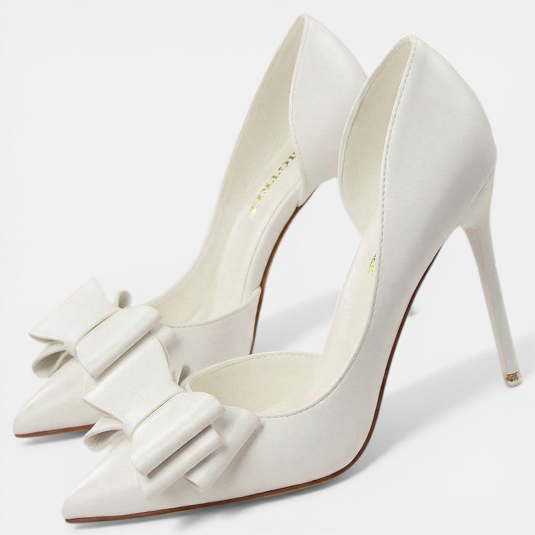 Tacones de aguja con punta fina y laterales abiertos, diseño moderno y sofisticado para mujer.