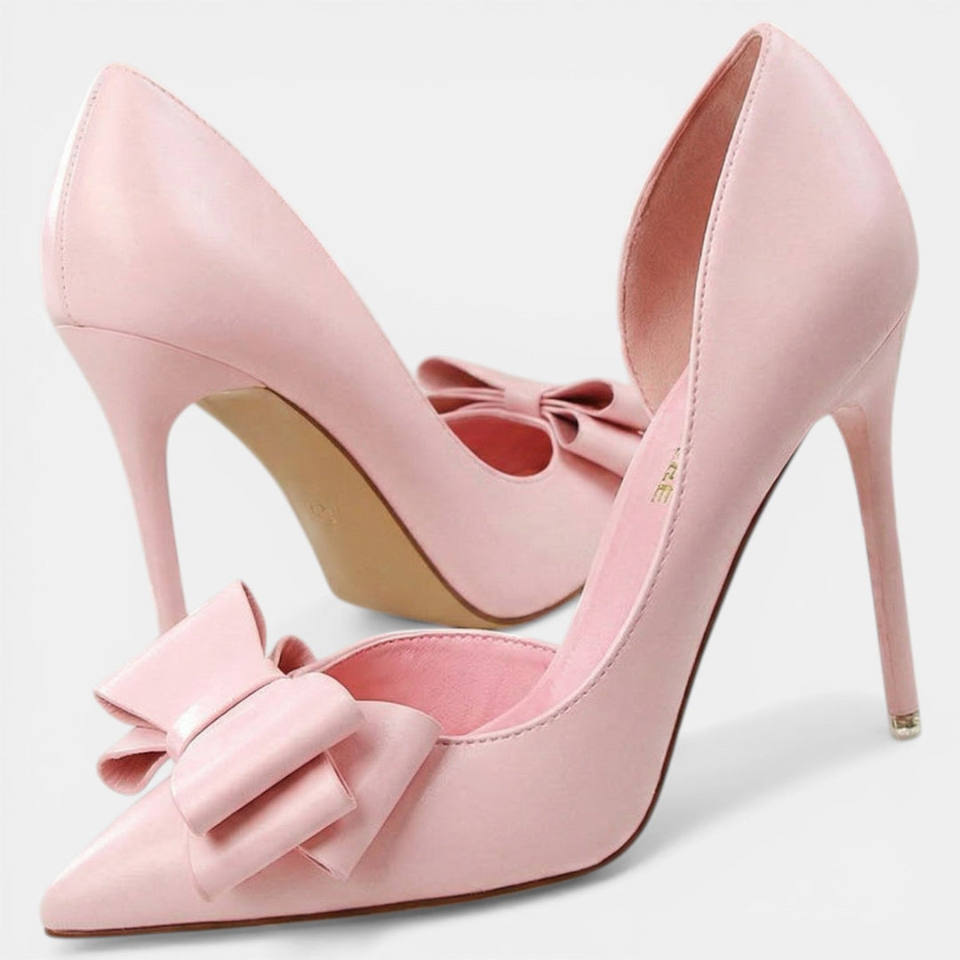 Tacones femeninos de fiesta, con punta fina y laterales abiertos, realzan cualquier look elegante.