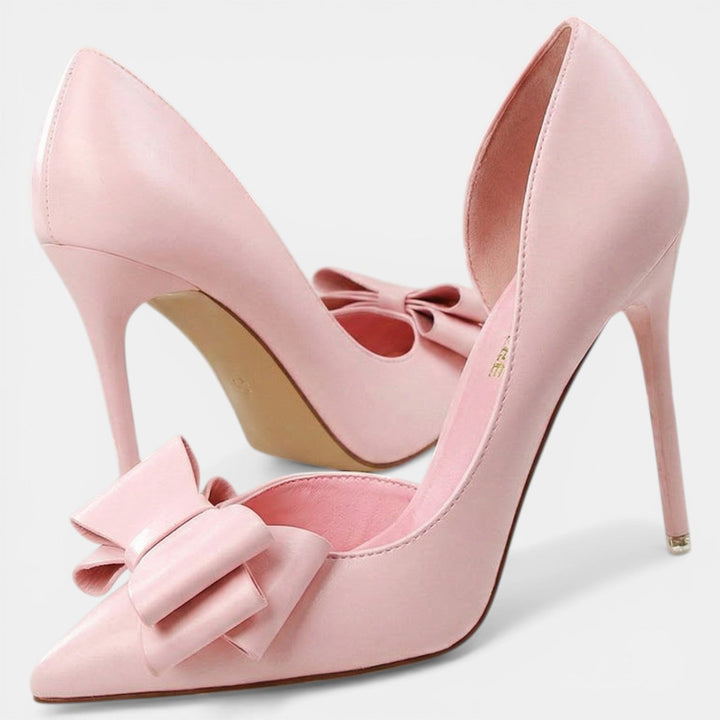 Tacones femeninos de fiesta, con punta fina y laterales abiertos, realzan cualquier look elegante.