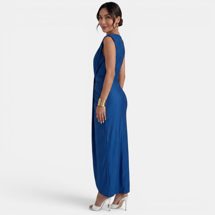Mujer luciendo vestido largo ajustado, perfecto para fiestas y ocasiones especiales de noche.