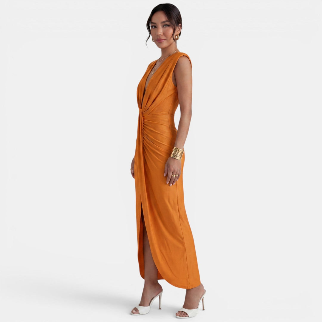 Vestido largo ajustado con detalles elegantes para mujer, ideal para celebraciones importantes.