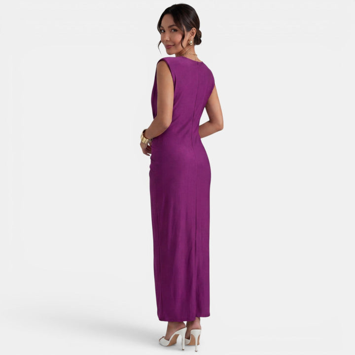 Mujer vistiendo vestido maxi ajustado, look elegante y chic, perfecto para fiesta y noche.