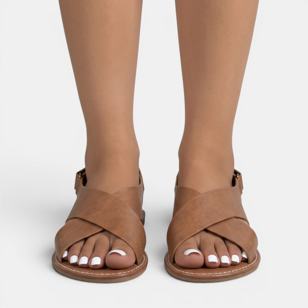 Primer plano de sandalias planas de mujer, muy cómodas. Ideal para paseos de verano y moda casual.