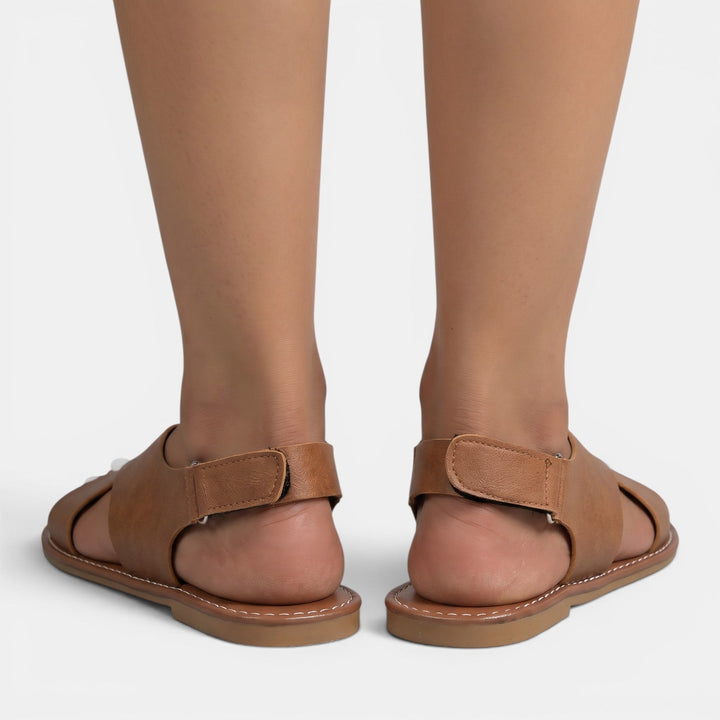 Sandalias planas de mujer estilo veraniego retro. Calzado femenino elegante y cómodo para la moda casual.