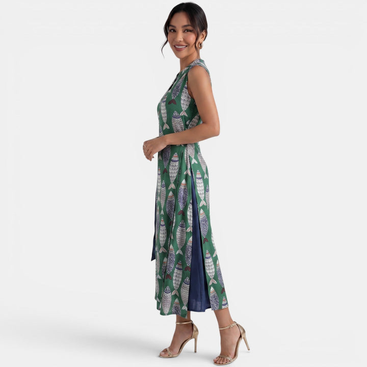 Mujer con vestido midi verde sin mangas de lino y algodón, cómodo y fresco, ideal para el verano boho.