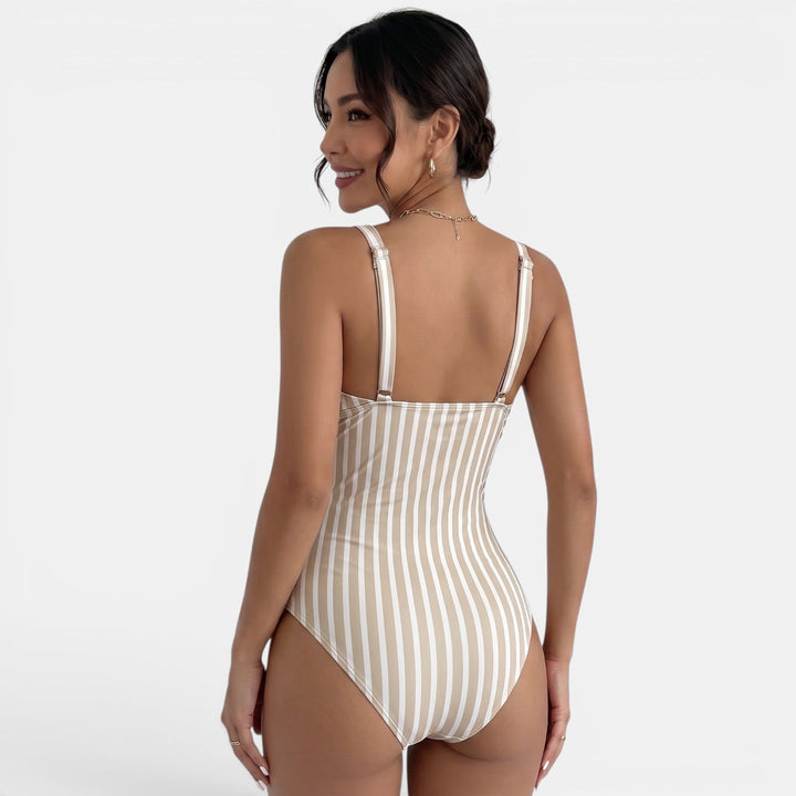 Bañador moldeador de mujer con escote V para sentirte segura. Estiliza tu figura en la playa y piscina.