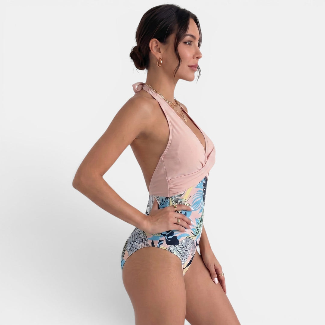 Primer plano de bañador halter reductor para mujer, mostrando detalles de diseño y calidad estilizadora.