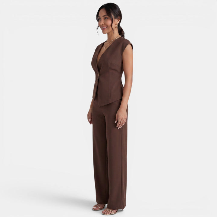 Look profesional femenino con conjunto de blazer estructurado y pantalón de cintura alta.