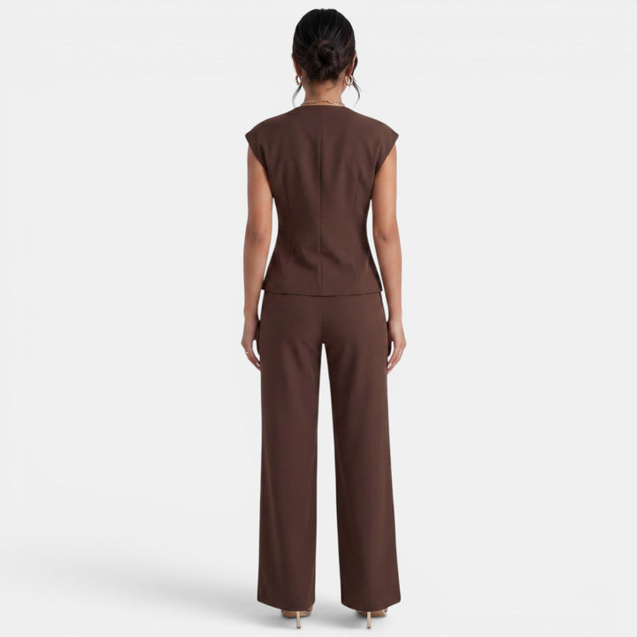 Conjunto moderno de mujer: blazer chic y pantalón ancho. Ropa formal ideal para cualquier ocasión.