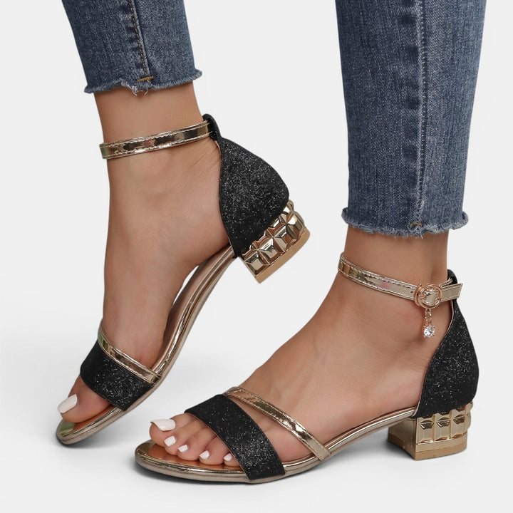 Sandalias negras elegantes de tacón bajo para mujer, ideales para fiesta y boda. Calzado femenino cómodo y chic.