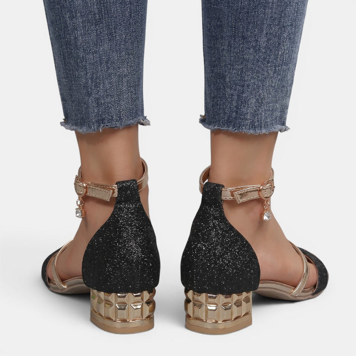 Sandalias plata de tacón bajo para mujer. Calzado cómodo y elegante, ideal para fiesta, boda y eventos.