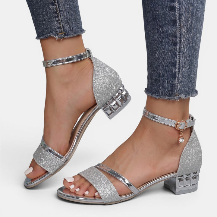 Sandalias de tacón bajo elegantes para mujer, vista frontal. Calzado cómodo y chic para eventos y fiestas.