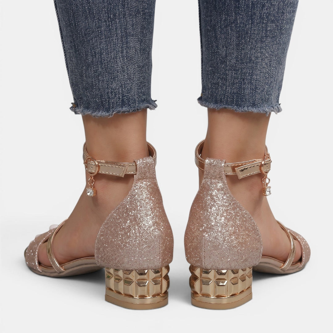 Detalle de sandalias de tacón bajo elegantes para mujer. Calzado cómodo y femenino, ideal para fiesta.