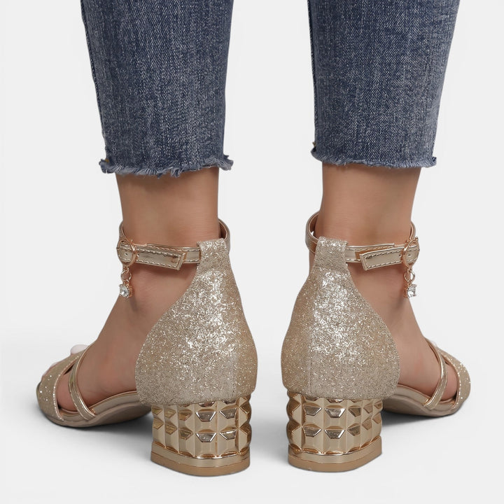 Sandalias de tacón bajo para fiesta. Calzado femenino elegante y cómodo, perfecto para eventos nocturnos.