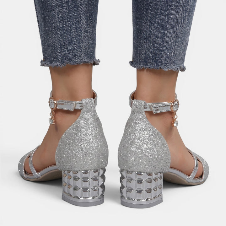 Sandalias de tacón bajo versátiles para mujer. Calzado elegante y cómodo para eventos, fiestas o bodas.
