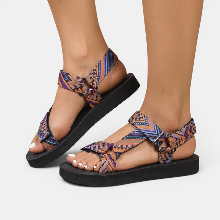 Sandalias cómodas de mujer con estilo étnico y cierre de velcro. Perfectas para el verano.