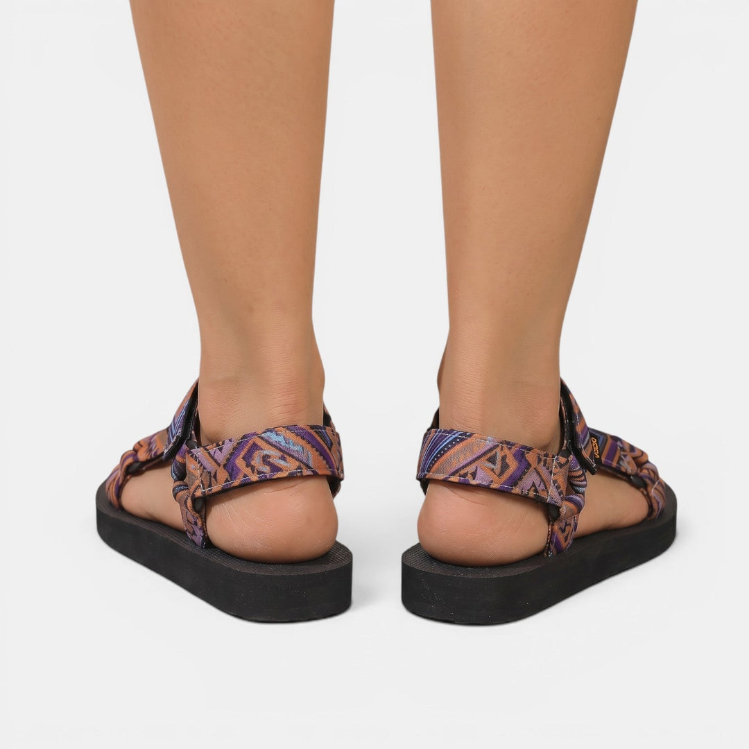 Elegantes sandalias étnicas para mujer con cierre de velcro, ideales para un look casual de verano.